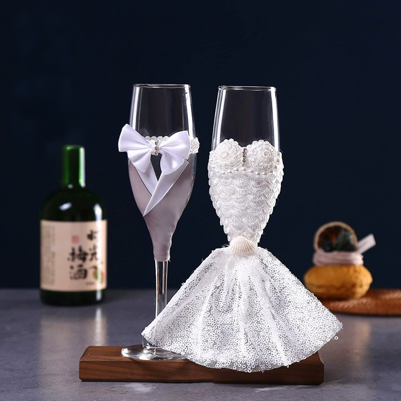 Wedding Champagne Flutes Set for Bride and Groom, Romantic Toasting Glasses