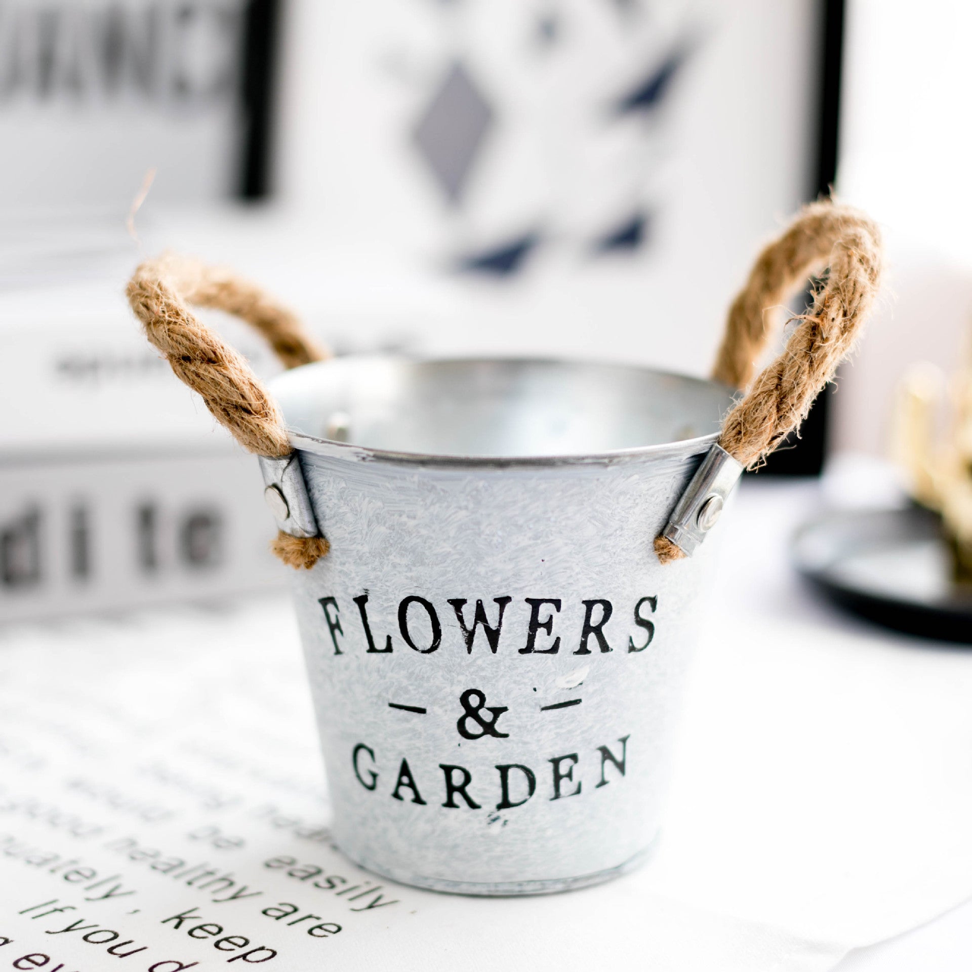 Bulk Metal Container Bucket Planter with 'Flowers & Garden' Quote Twine Handles White Rustic Iron Flower Vase for Farmhouse Style Home Decoration Wholesale