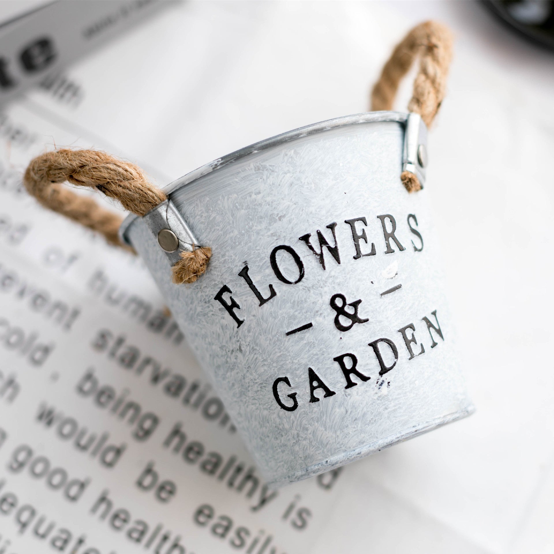 Bulk Metal Container Bucket Planter with 'Flowers & Garden' Quote Twine Handles White Rustic Iron Flower Vase for Farmhouse Style Home Decoration Wholesale