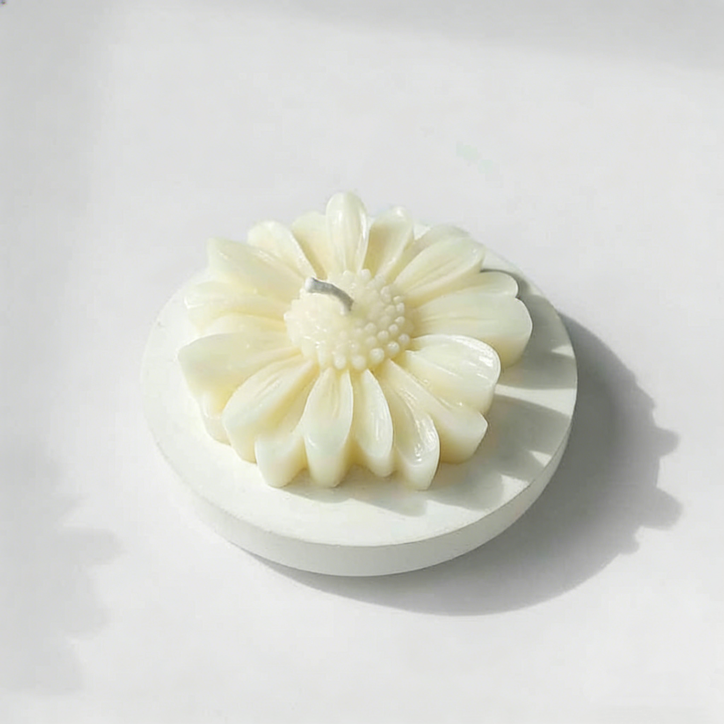 Daisy Shaped Scented Candle (2.24") – Adorable DIY Photo Prop & Sweet Valentine’s Day Gift