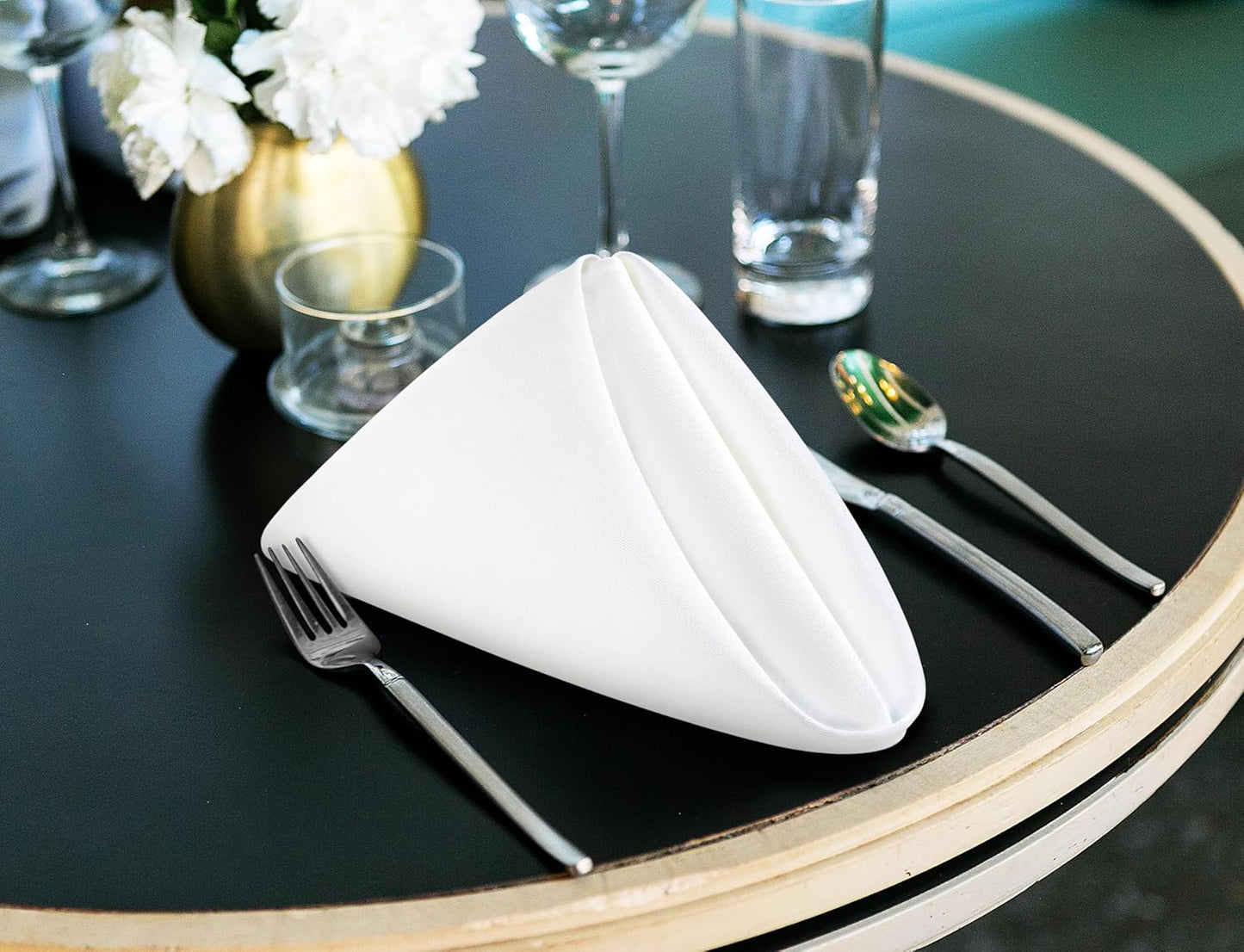 Bulk 24 Pcs White Cloth Napkins 20x20 inches 100% Polyester Dinner Napkins with Hemmed Edges Washable for Weddings Parties Dinners Wholesale