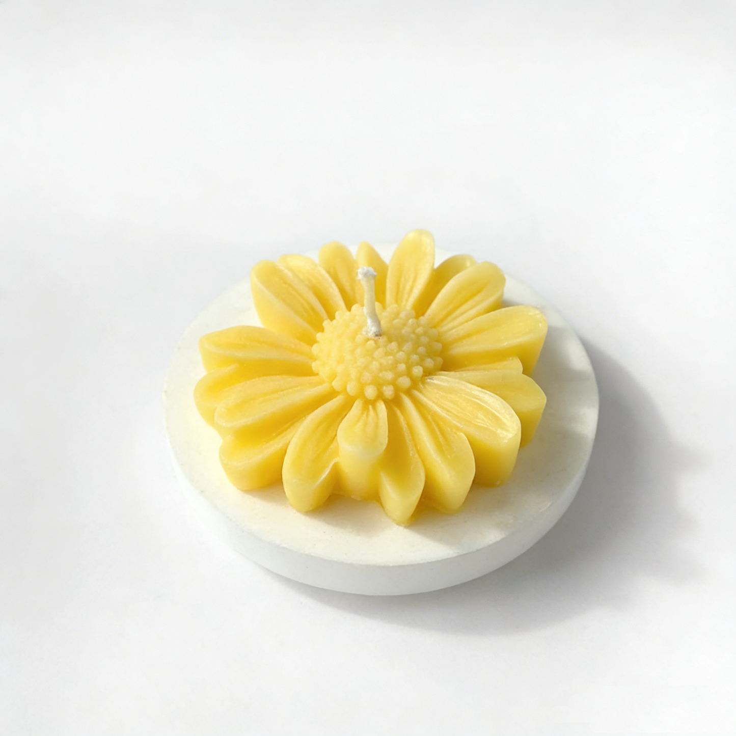 Daisy Shaped Scented Candle (2.24") – Adorable DIY Photo Prop & Sweet Valentine’s Day Gift