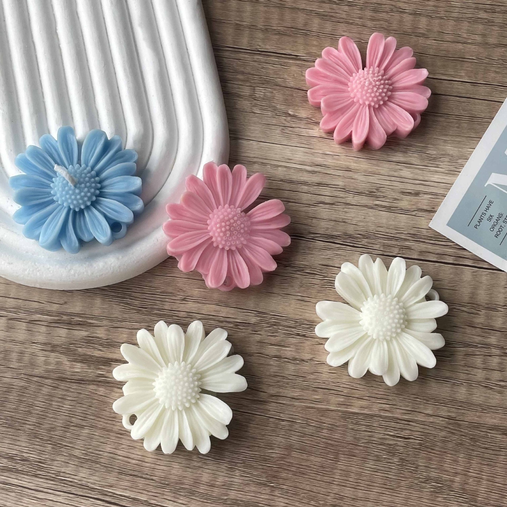 Daisy Shaped Scented Candle (2.24") – Adorable DIY Photo Prop & Sweet Valentine’s Day Gift